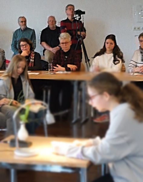 Die Videogruppe bei Video-Aufnahmen zum Vorlesewettbewerb 2025.